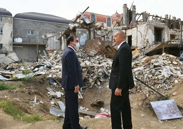 Президент Ильхам Алиев ознакомился в Гяндже с последствиями ракетных атак Армении - ФОТО - ВИДЕО